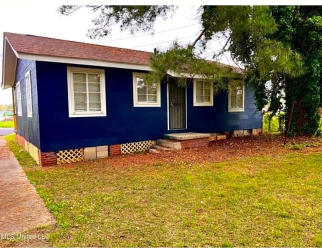 Building Photo - 1311 Fernwood Dr