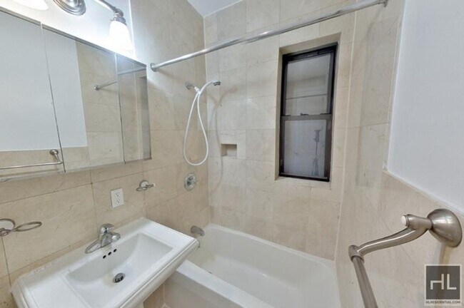 Building Photo - 10TH AVE.