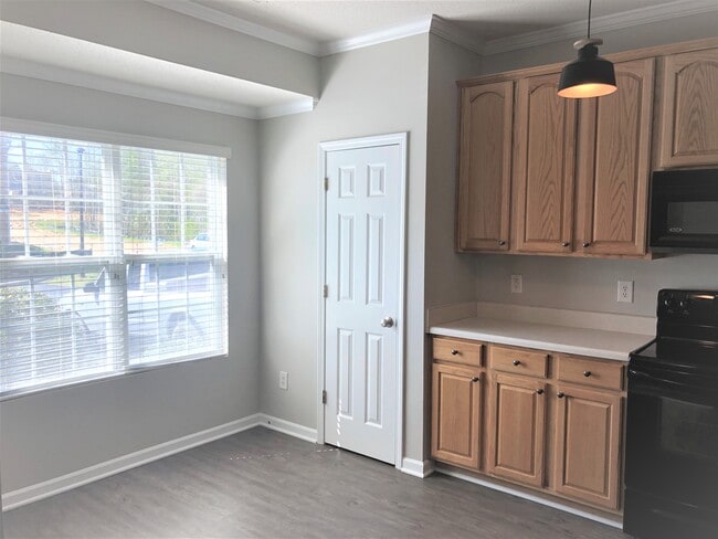 Enjoy a breakfast nook - 3403 Baton Rd
