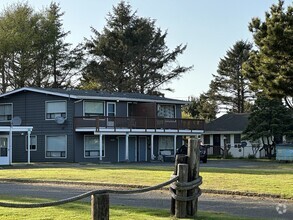 Building Photo - 757 Ocean Ct NW