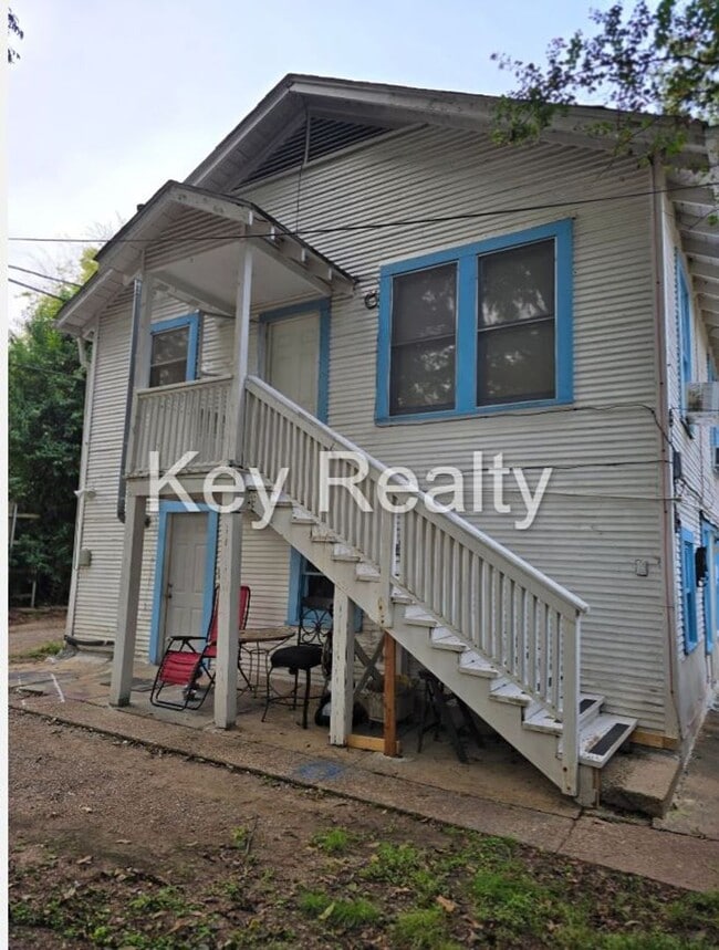 Building Photo - 2307 1/2 A Elliott St. - Alexandria - Upstairs apartment
