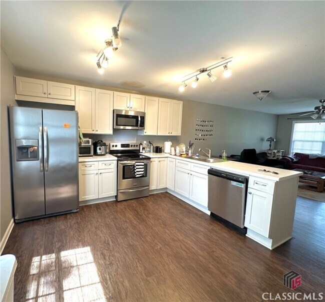 Foto del edificio - 184 Strickland Ave