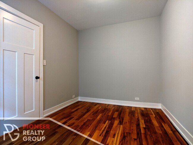 Foto del edificio - 3720 N Pine Grove Ave