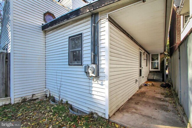 Building Photo - 3 Bedroom 1 bath Townhome in historic Newt...