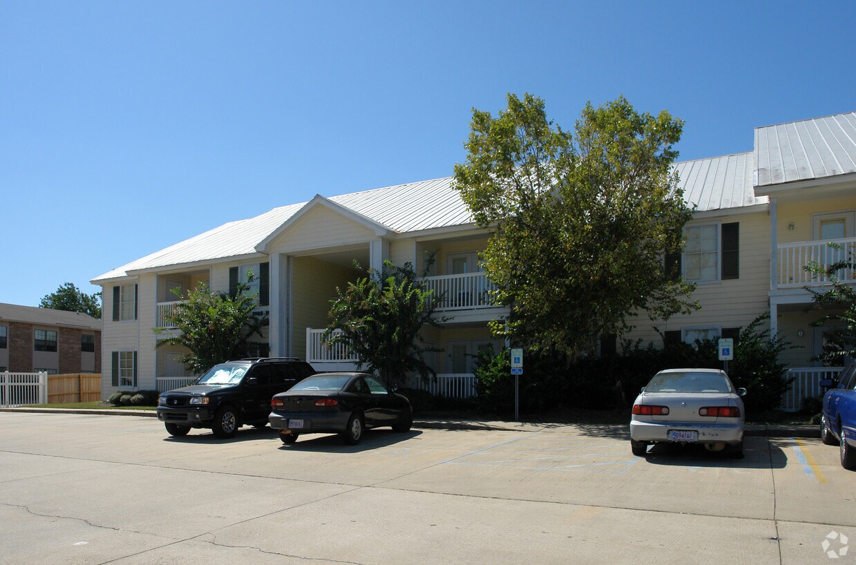 Building Photo - 3918 Governors Dr