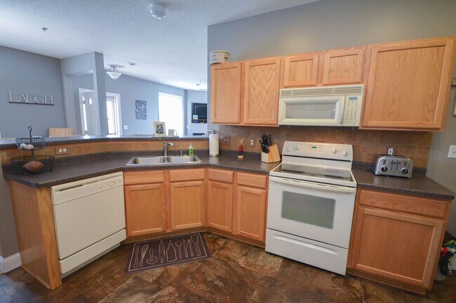 Foto del edificio - Beautiful Boulder Ridge end unit townhome w/upgrades throughout!