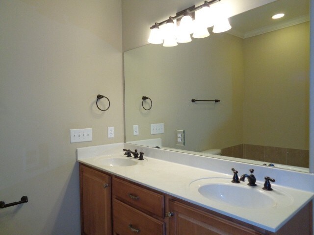 Foto del edificio - 3123 Hidden Creek Dr