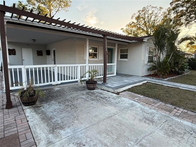 Foto del edificio - 15204 Monet Dr