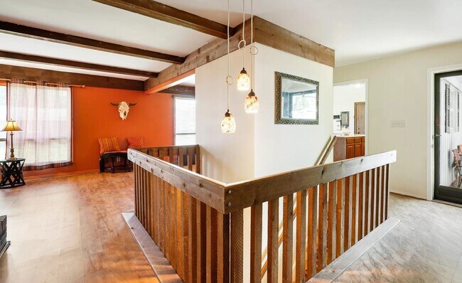 Building Photo - Spacious 4 Bedroom Home in Great Area