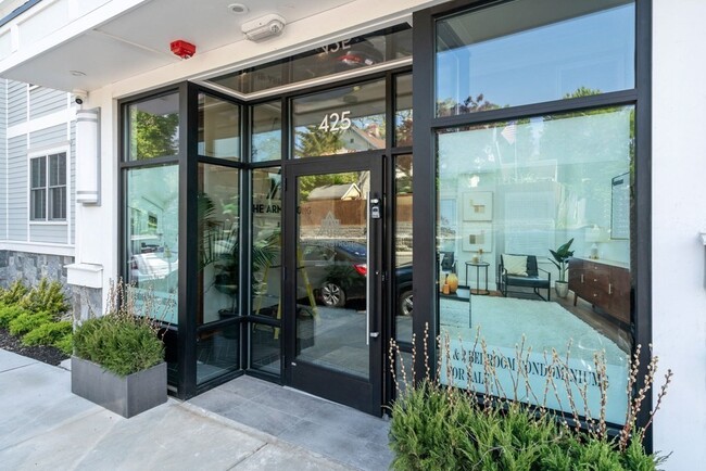 Building Photo - 425 Lagrange St