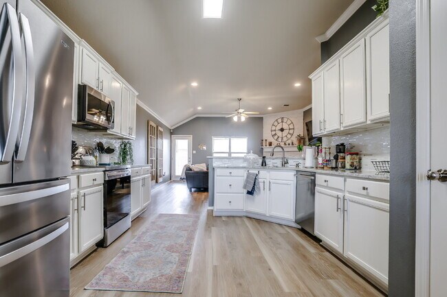 Foto del edificio - Stunning & Spacious Three Bedroom Home in Frenship School District!