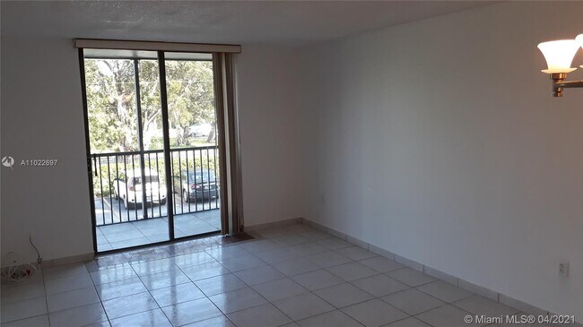 Foto del edificio - 16950 W Dixie Hwy