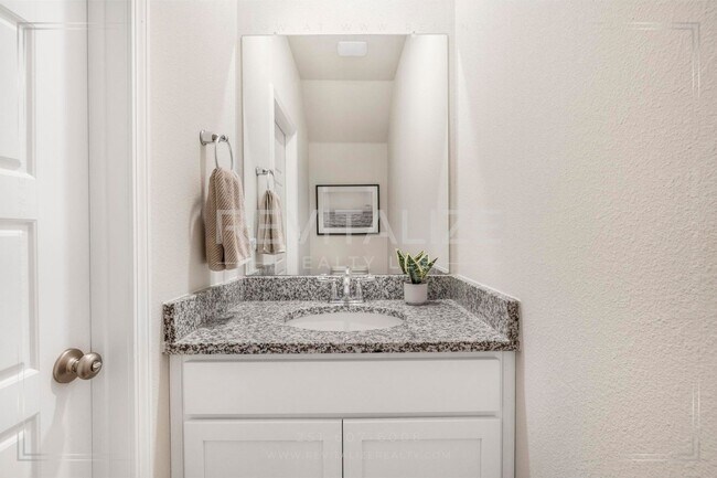 Building Photo - Beautiful Townhome in Quail Hollow, Spanis...