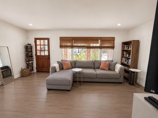 Building Photo - Beautifully Upgraded Los Altos Home!