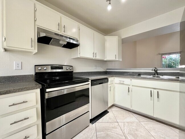 Foto del edificio - Move In Ready 2 Bed 2 Ba Townhome in North...