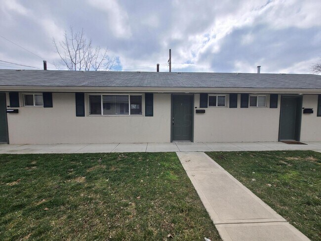 Building Photo - 406 Kelton Ave