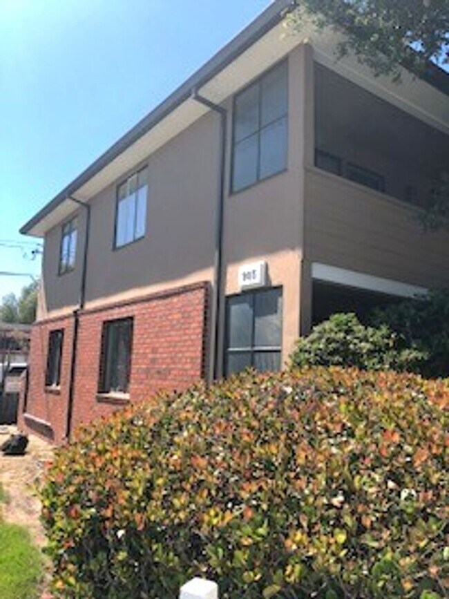 Building Photo - 911 Santa Clara Ave