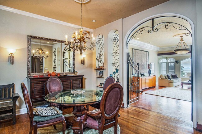 Dinning Room - 1800 E Ocean Blvd