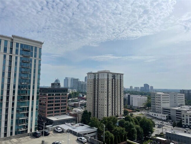 Foto del edificio - 250 Pharr Rd NE