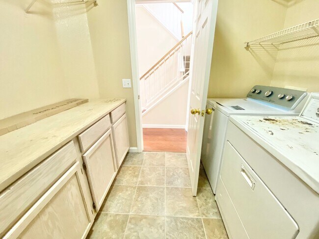 Foto del edificio - CUTE 2-STORY HOME 4 BEDROOMS/ 2.5 BATHROOM...