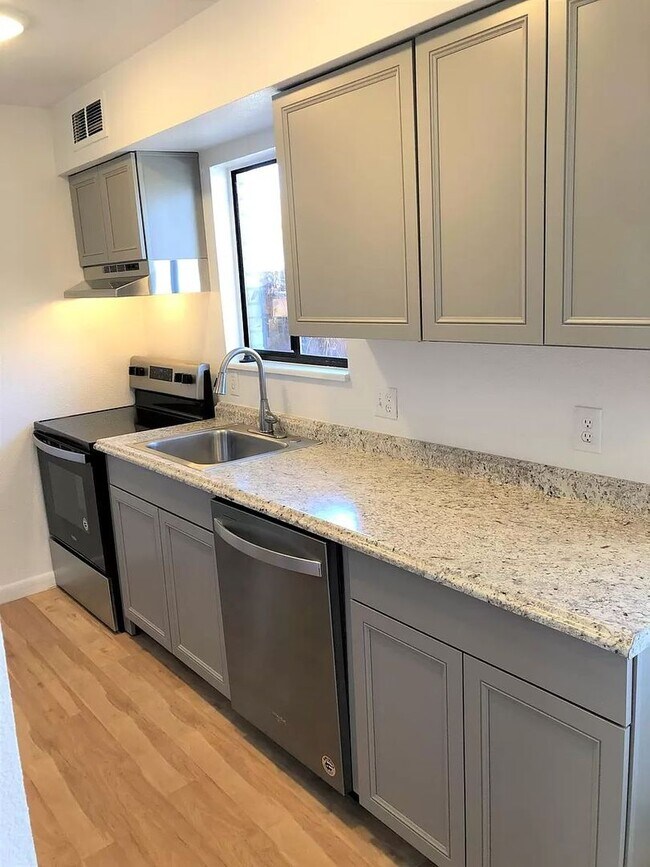 Foto del edificio - Updated 2B/1.5B Town Home-Available Now!