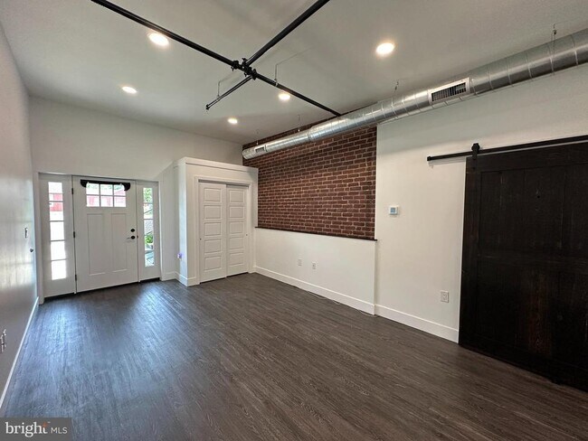 Foto del edificio - 819 Blooming Glen Rd