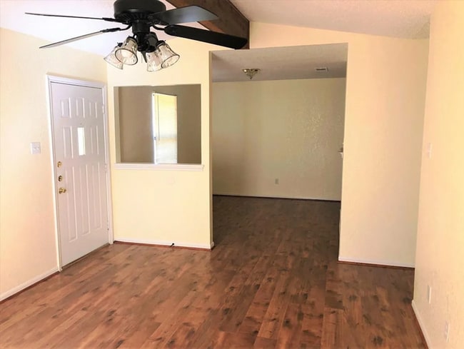 Building Photo - AVAILABLE NOW!