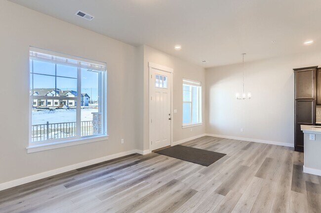 Building Photo - Beautiful 3 Bed 2.5 Bath Townhome with 2 Car Garage in Longmont