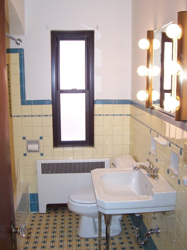 Building Photo - 258 Senator Pl