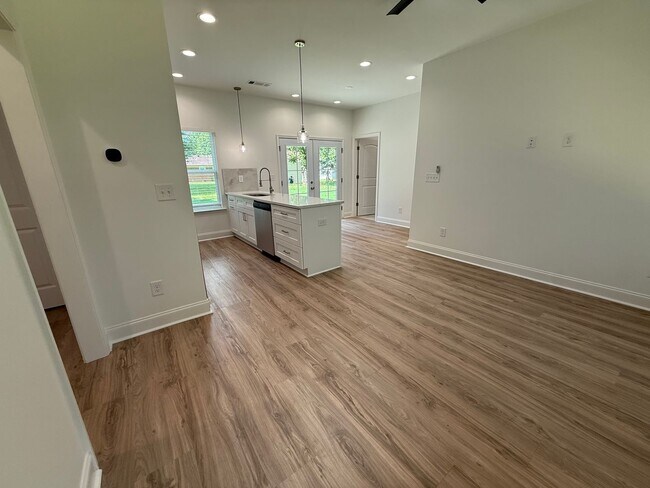 Foto del edificio - NEW CONSTRUCTION! NOW LEASING FOR AUGUST 2...