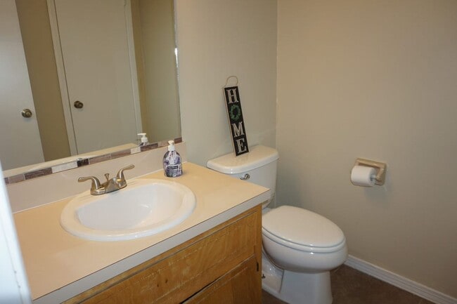 Building Photo - 2 Bedroom 2.5 Bath Townhome