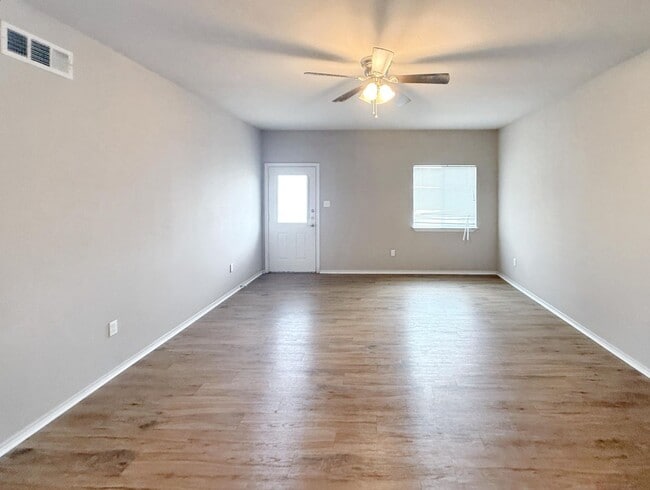 Building Photo - Delightful 3-Bedroom Retreat with Inviting...