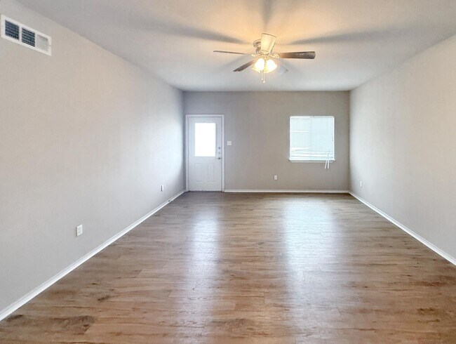 Foto del edificio - Stylish 3-Bedroom, No-Carpet Living with Flexible Move-In Terms in Princeton, TX