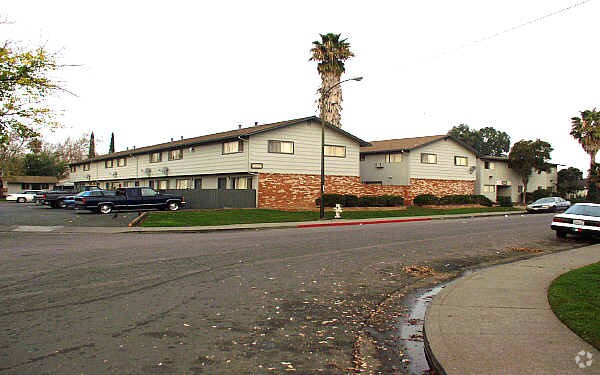 Primary Photo - Circle Park Apartments
