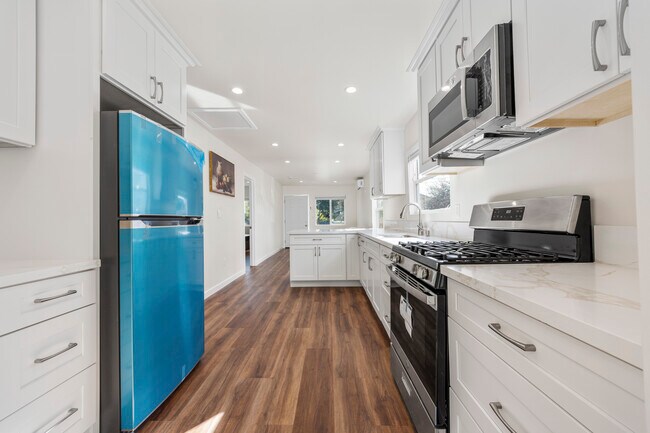 Foto del edificio - 1443 W 36th Pl