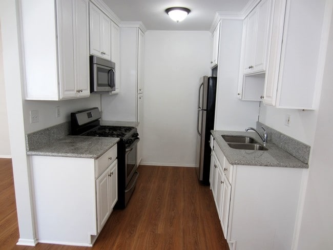 Building Photo - 824 11th St