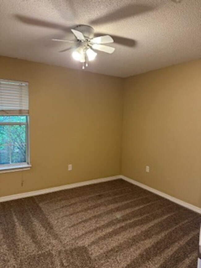 Foto del edificio - 5180 Whitehurst Ln