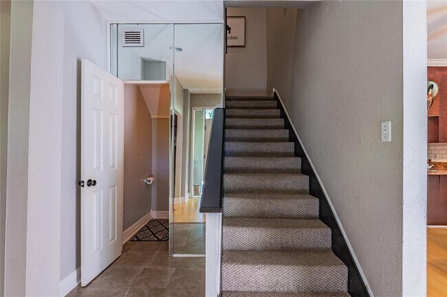 Entryway - 2100 Tanglewilde St