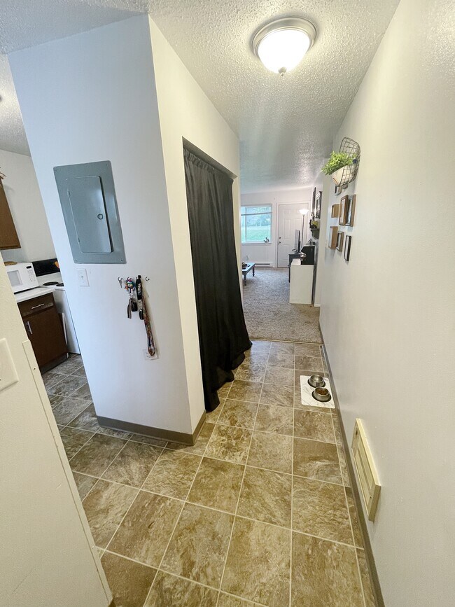 Entry Way - 425 5th St SE