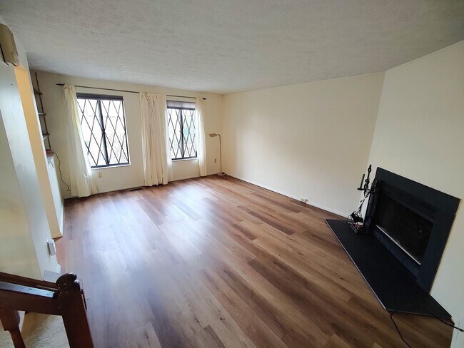 Foto del edificio - *Spacious & Conveniently Located 3BD/2.5BA Townhouse Available in Bethel Park*