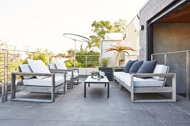 Large Terrace - 538 Rose Ave