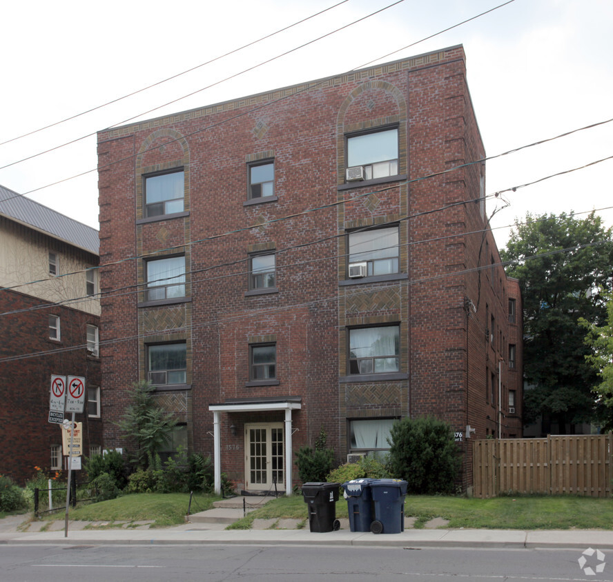 Primary Photo - Bathurst Street Apartments