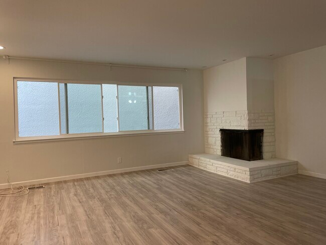 Building Photo - 2145 Green St