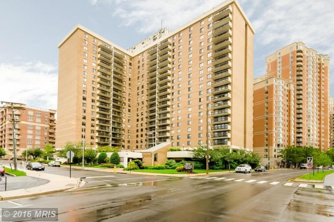 Building Photo - 3800 Fairfax Dr