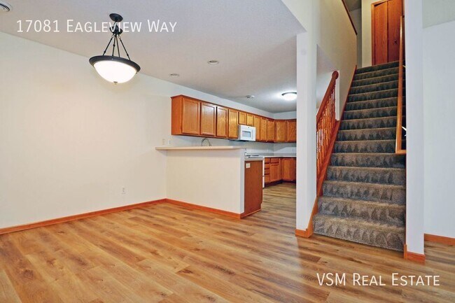 Foto del edificio - Stunning 2 Bed, 1.5 Bath Townhouse in Lake...