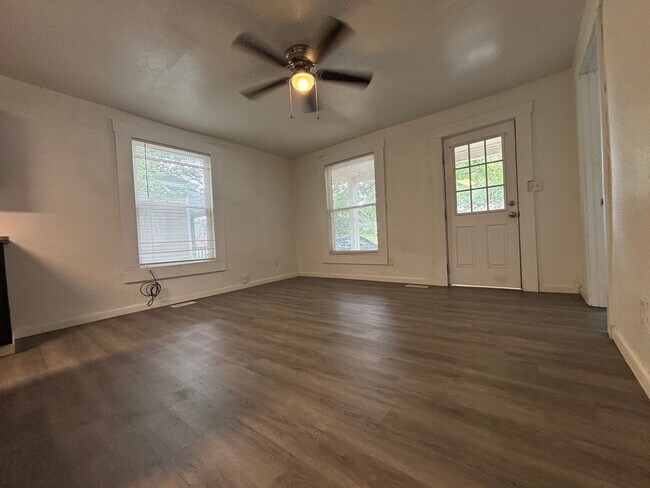 Building Photo - 3 bedroom 2 full bathroom home