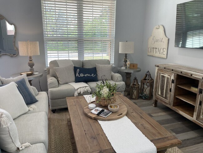 Building Photo - PER ROOM LEASE! INCLUDES EVERYTHING! EASY ...