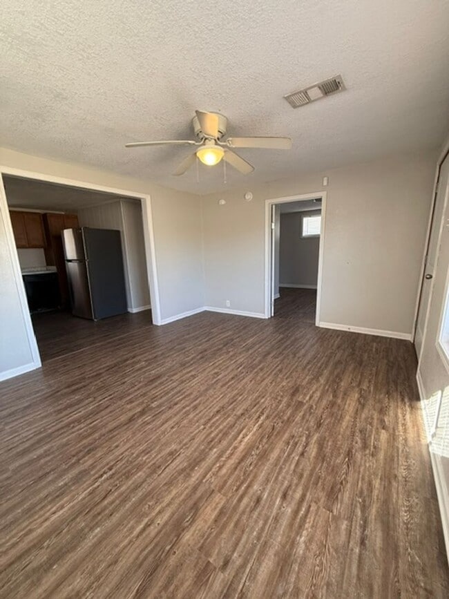 Building Photo - Simple & Comfortable 3 Bedroom Home in Iowa, LA with Large Yard!