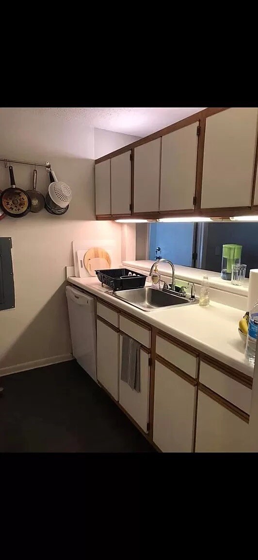 Foto del edificio - Room in Condo on University Ct