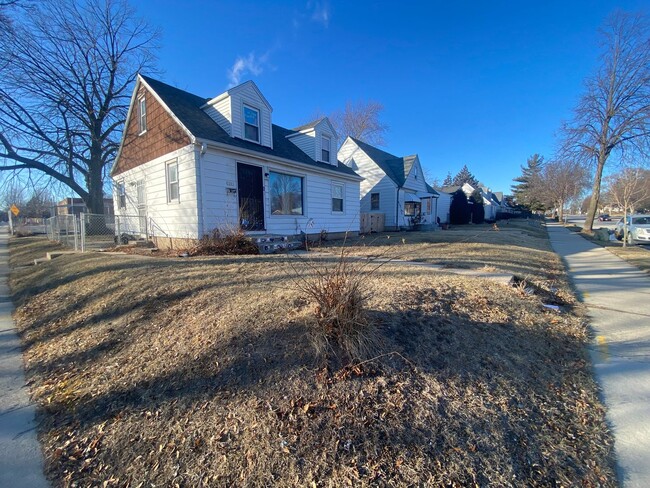 Building Photo - 3BR SINGLE FAMILY, FULL BASEMENT, BIG FENC...